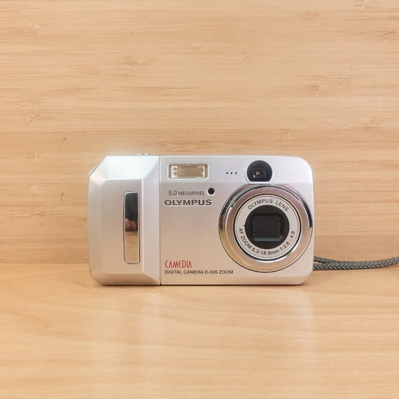 Olympus Camedia D-595 Zoom / 5MP Digital Camera / Silver - Picture 2 of 8